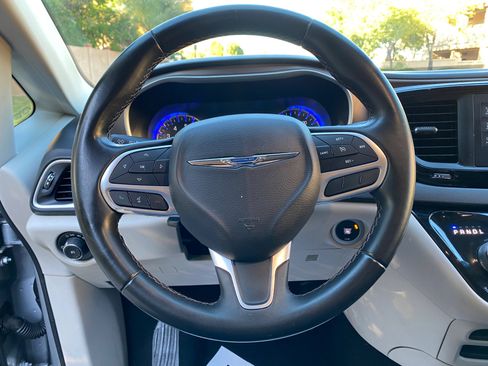 Used 2017 Chrysler Pacifica Touring-L image 50