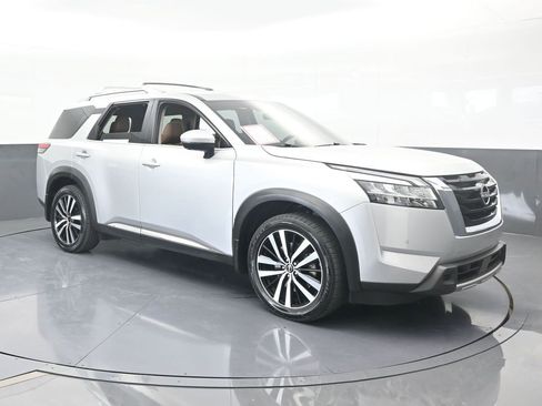 Used 2023 Nissan Pathfinder Platinum image 8