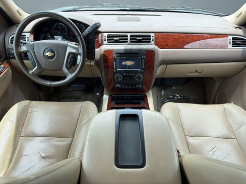 Used 2013 Chevrolet Suburban LTZ RWD image 14