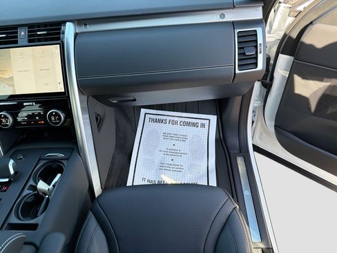 New 2026 Land Rover Discovery Limited Edition image 17