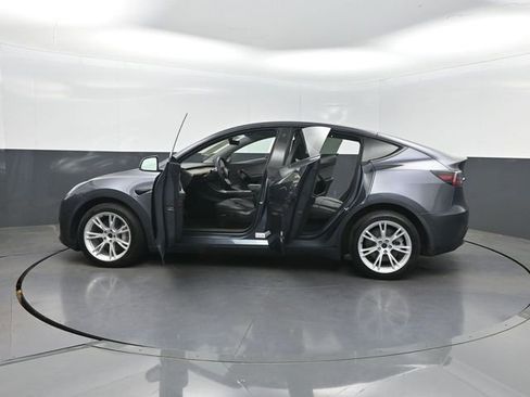 Used 2022 Tesla Model Y Long Range AWD/4WD image 31