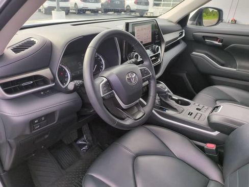 Used 2023 Toyota Highlander XLE AWD/4WD image 15