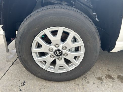Certified 2025 Toyota Tacoma SR5 AWD/4WD image 11