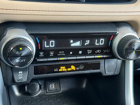 Used 2025 Toyota RAV4 LE AWD/4WD image 22