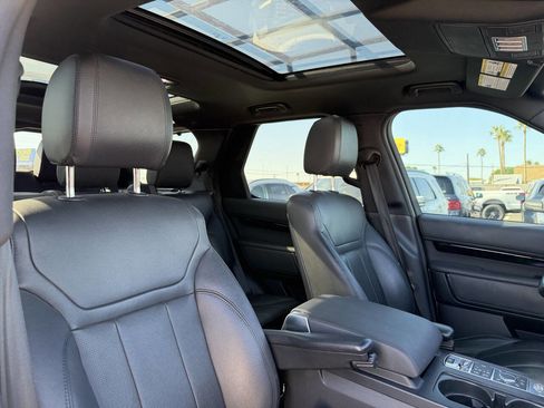 Used 2017 Land Rover Discovery SE image 33