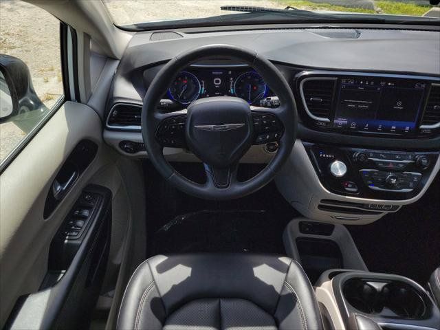 Used 2024 Chrysler Pacifica Touring-L FWD image 14