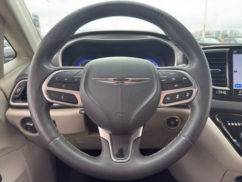 Used 2023 Chrysler Pacifica Touring-L FWD image 16