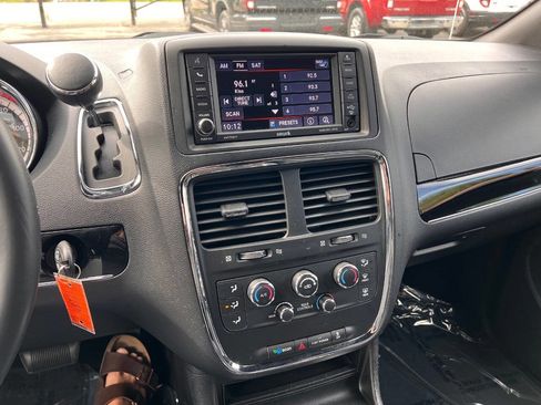 Used 2019 Dodge Grand Caravan SXT w/ Blacktop Package FWD image 18