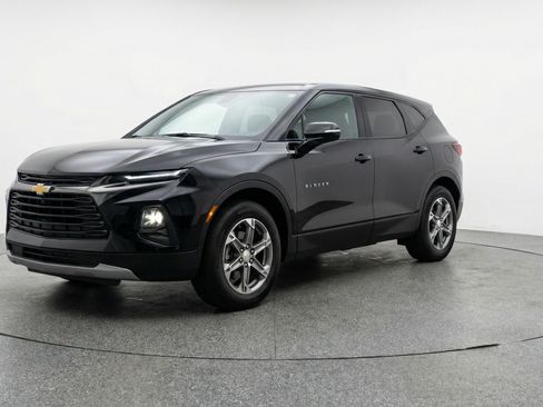 Used 2025 Chevrolet Blazer LT FWD image 3