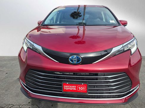 Used 2023 Toyota Sienna Limited image 8