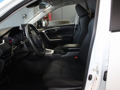 Used 2021 Toyota RAV4 LE image 11