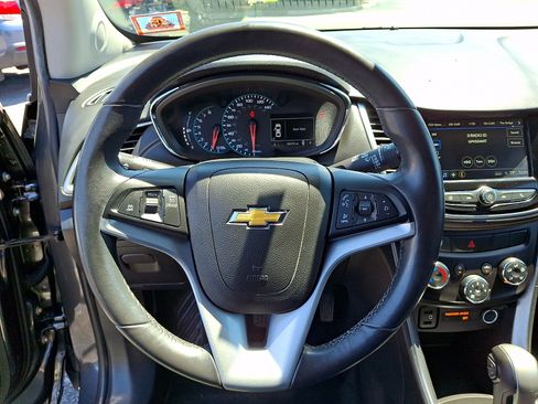 Used 2018 Chevrolet Trax LT w/ LT Convenience Package FWD image 19