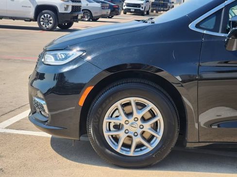 Used 2025 Chrysler Pacifica Select FWD image 15