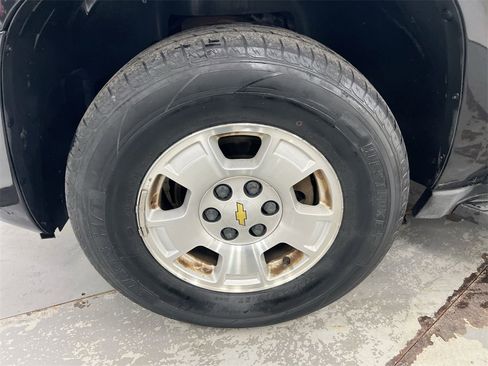Used 2014 Chevrolet Suburban LT image 25