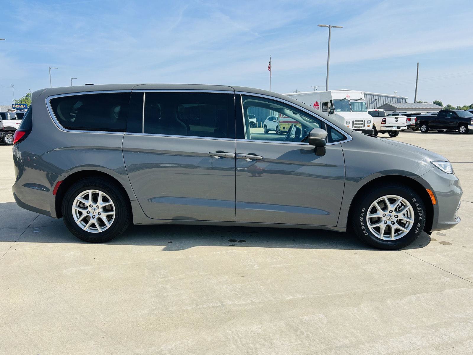Used 2023 Chrysler Pacifica Touring-L FWD image 39