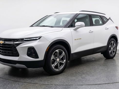 Used 2025 Chevrolet Blazer LT FWD image 3