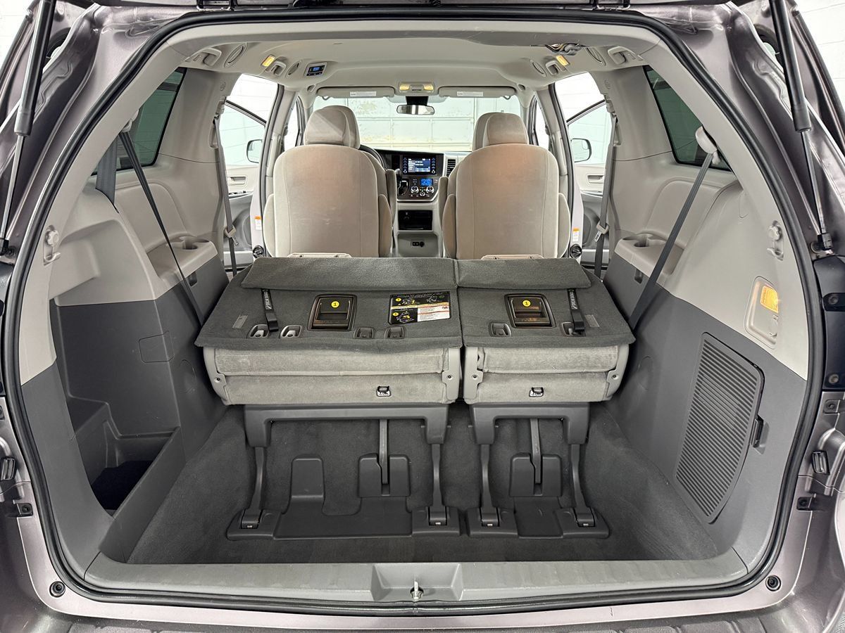 Used 2019 Toyota Sienna L FWD image 22