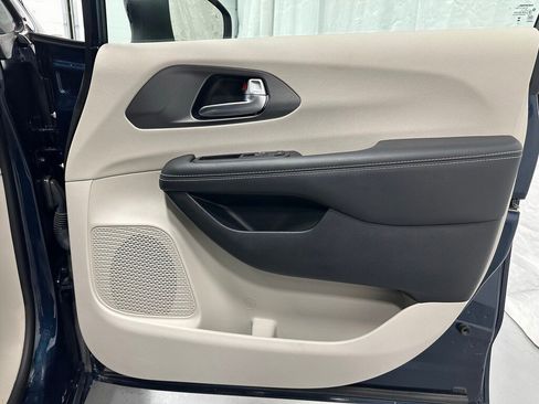 Used 2023 Chrysler Pacifica Touring-L image 55
