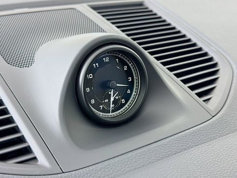 Certified 2025 Porsche Macan AWD/4WD image 18