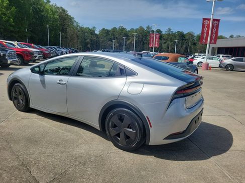 Used 2026 Toyota Prius LE FWD image 3