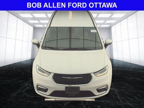 Used 2023 Chrysler Pacifica Touring-L FWD image 2