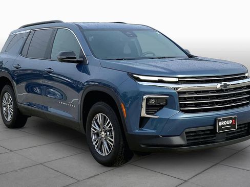 Used 2025 Chevrolet Traverse LT w/ Driver Confidence Package image 3