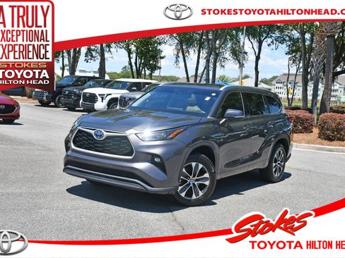 Used 2022 Toyota Highlander XLE FWD image 1