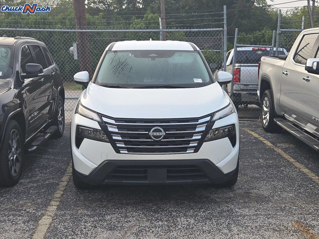 Used 2025 Nissan Rogue SV AWD/4WD image 2