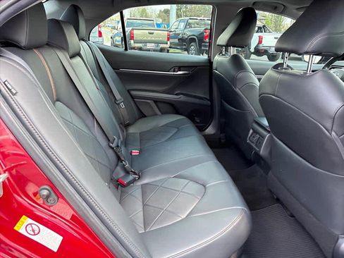 Used 2019 Toyota Camry XLE w/ Sunroof Package image 7