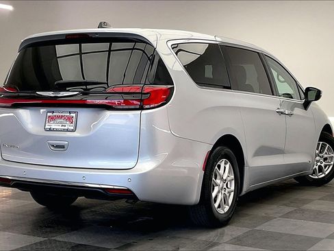 Used 2023 Chrysler Pacifica Touring-L image 13