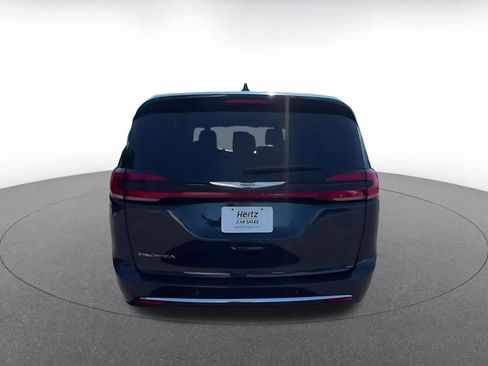 Used 2025 Chrysler Pacifica Select image 12