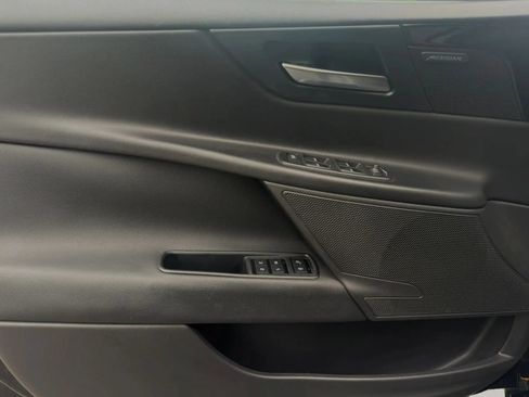 Used 2018 Jaguar XE Premium RWD image 37