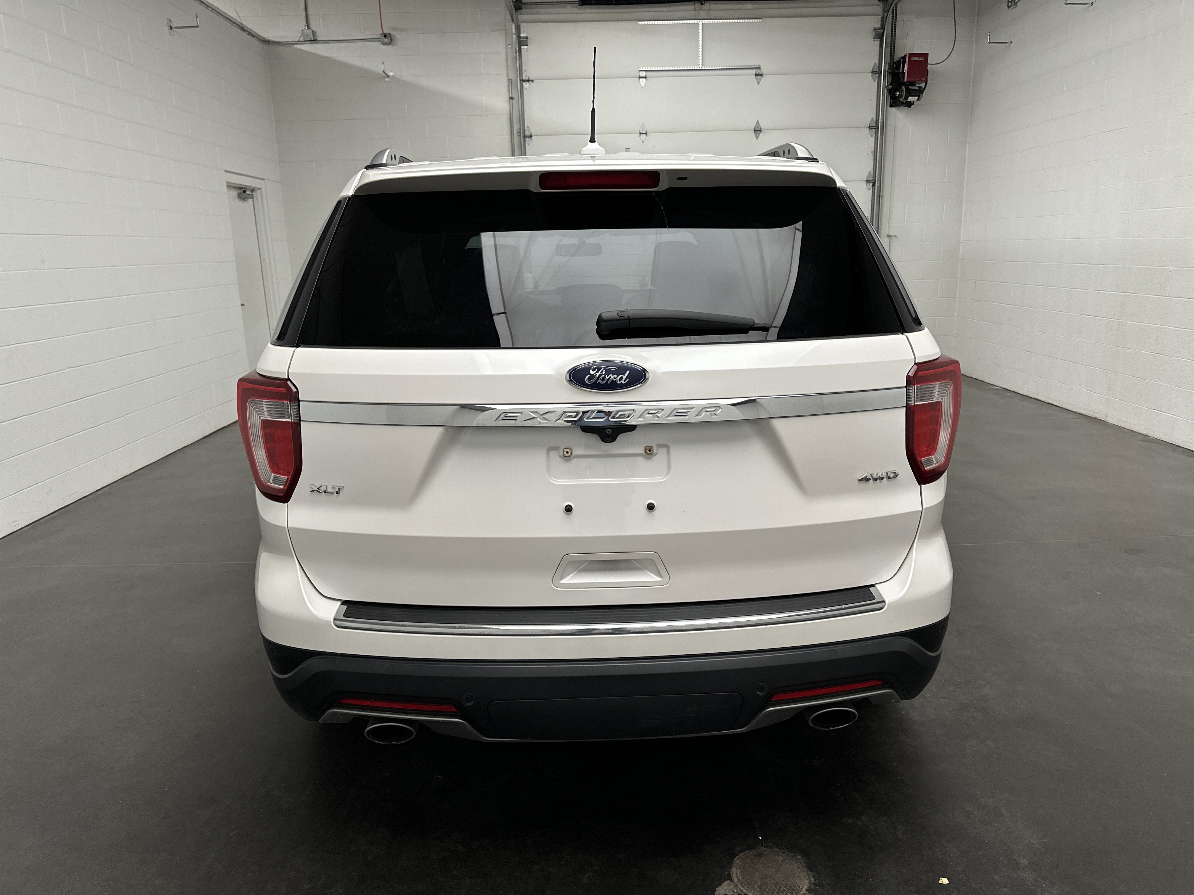 Used 2018 Ford Explorer XLT w/ Equipment Group 202A AWD/4WD image 8