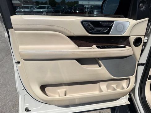 Used 2019 Lincoln Navigator Reserve AWD/4WD image 16