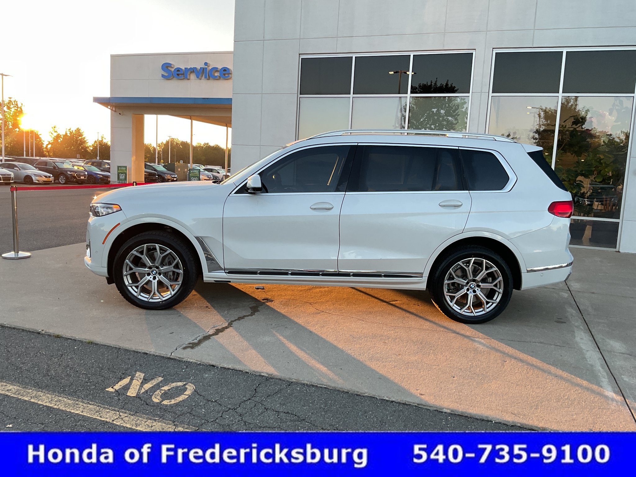 Used 2022 BMW X7 xDrive40i w/ Executive Package AWD/4WD image 3