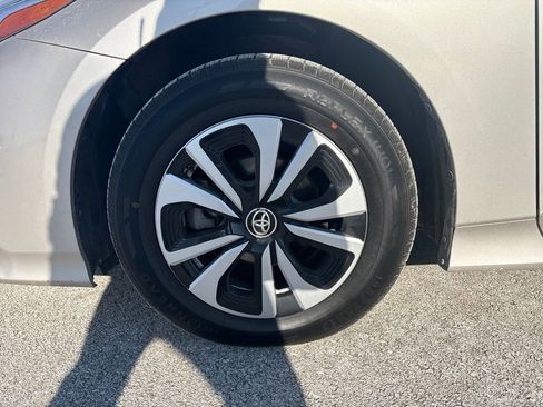 Used 2017 Toyota Prius Prime Premium image 30