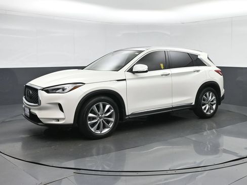 Used 2019 INFINITI QX50 Luxe w/ Navigation Package FWD image 3