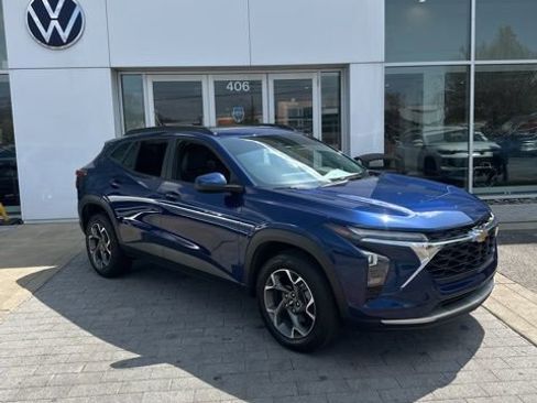 Used 2024 Chevrolet Trax LT w/ Sunroof Package image 2