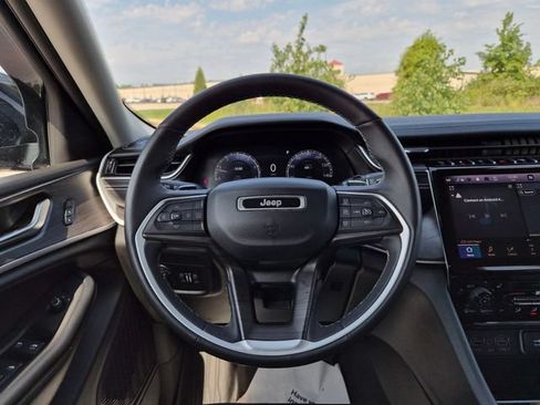 Used 2023 Jeep Grand Cherokee Limited AWD/4WD image 19