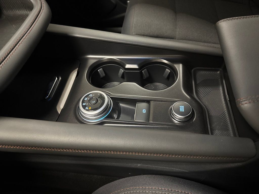Used 2025 Ford Explorer Active AWD/4WD image 9