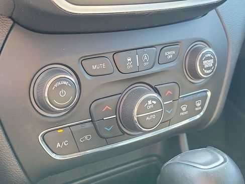Used 2021 Jeep Cherokee Latitude Lux w/ Comfort/Convenience Group AWD/4WD image 19