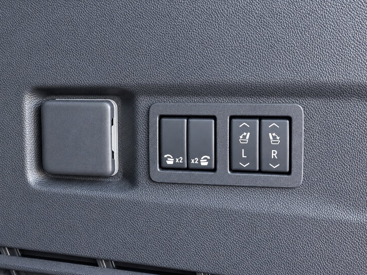 Used 2025 GMC Yukon Denali AWD/4WD image 31