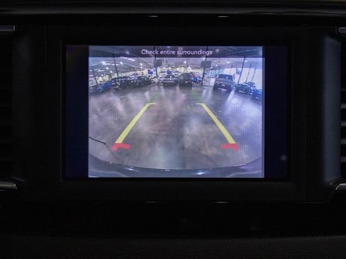 Used 2019 Chrysler Pacifica Touring-L image 6