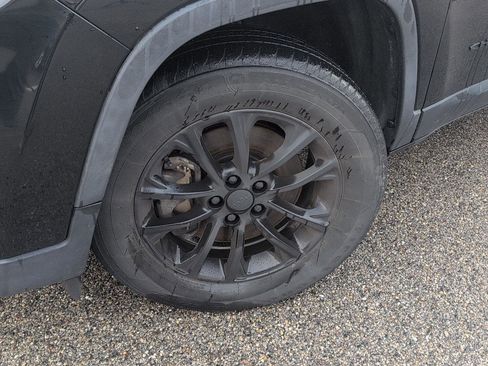 Used 2019 Jeep Cherokee Latitude Plus w/ Cold Weather Group image 11