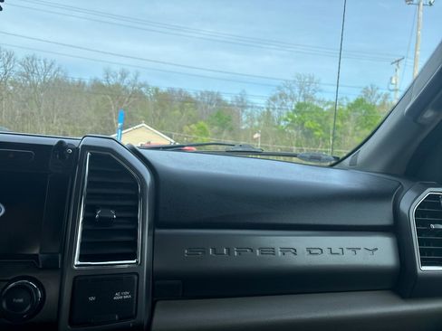 Used 2017 Ford F250 XLT w/ XLT Premium Package AWD/4WD image 39