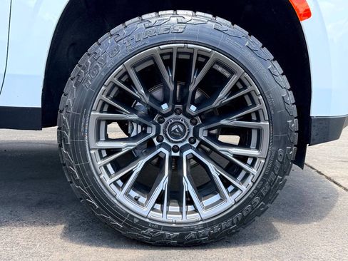 Used 2022 GMC Yukon Denali AWD/4WD image 13
