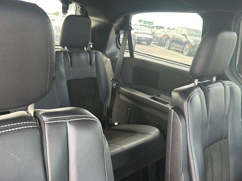 Used 2019 Dodge Grand Caravan SXT w/ Blacktop Package FWD image 19
