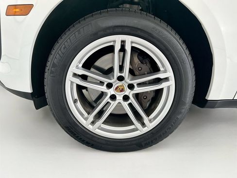 Certified 2023 Porsche Macan AWD/4WD image 30