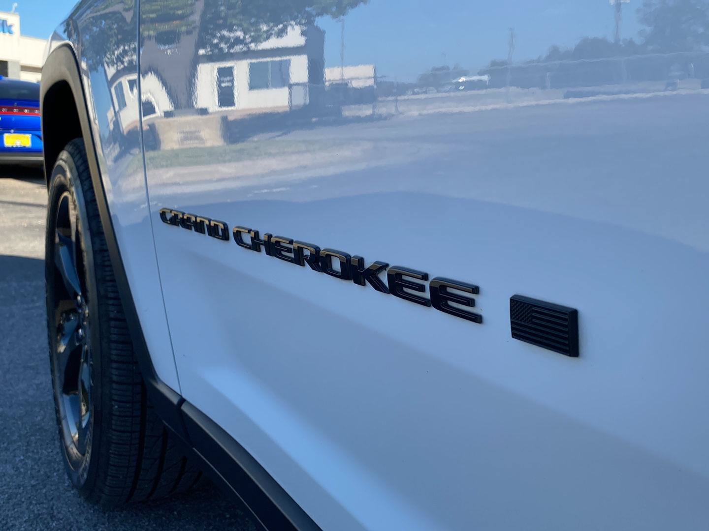 Used 2023 Jeep Grand Cherokee Limited w/ Black Appearance Package AWD/4WD image 14