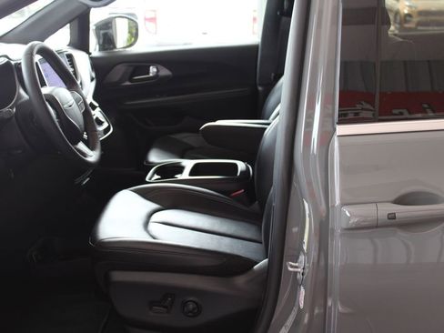Used 2025 Chrysler Pacifica Select FWD image 39